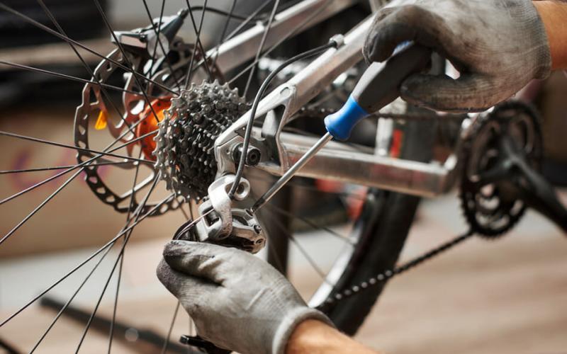 <p>Regelmatig onderhoud houdt jouw fiets of e-bike in topconditie. Bij Tweewielermonteur bieden wij professionele onderhoudsbeurten en reparaties aan om de levensduur van je fiets te verlengen en prestaties te optimaliseren.</p>
