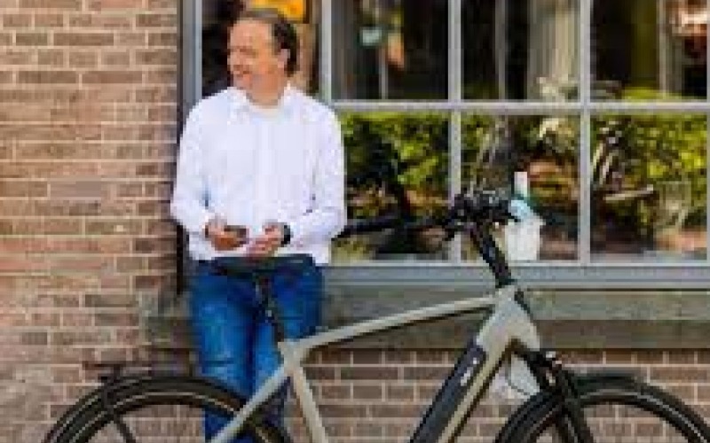 <p>Een nieuwe fiets is een flinke investering. Zeker als het om een e-bike of speed-pedelec gaat. Dit maakt leasen zo aantrekkelijk. Een elektrische fiets leasen kan al vanaf een paar tientjes per maand. Dit is inclusief onderhoud, verzekeringen en pechhulp.</p>
